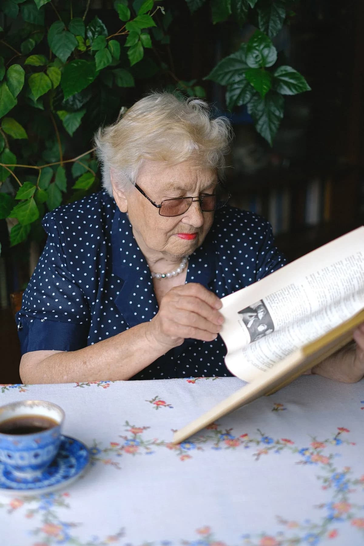 A Mary Angels caregiver with a senior at home